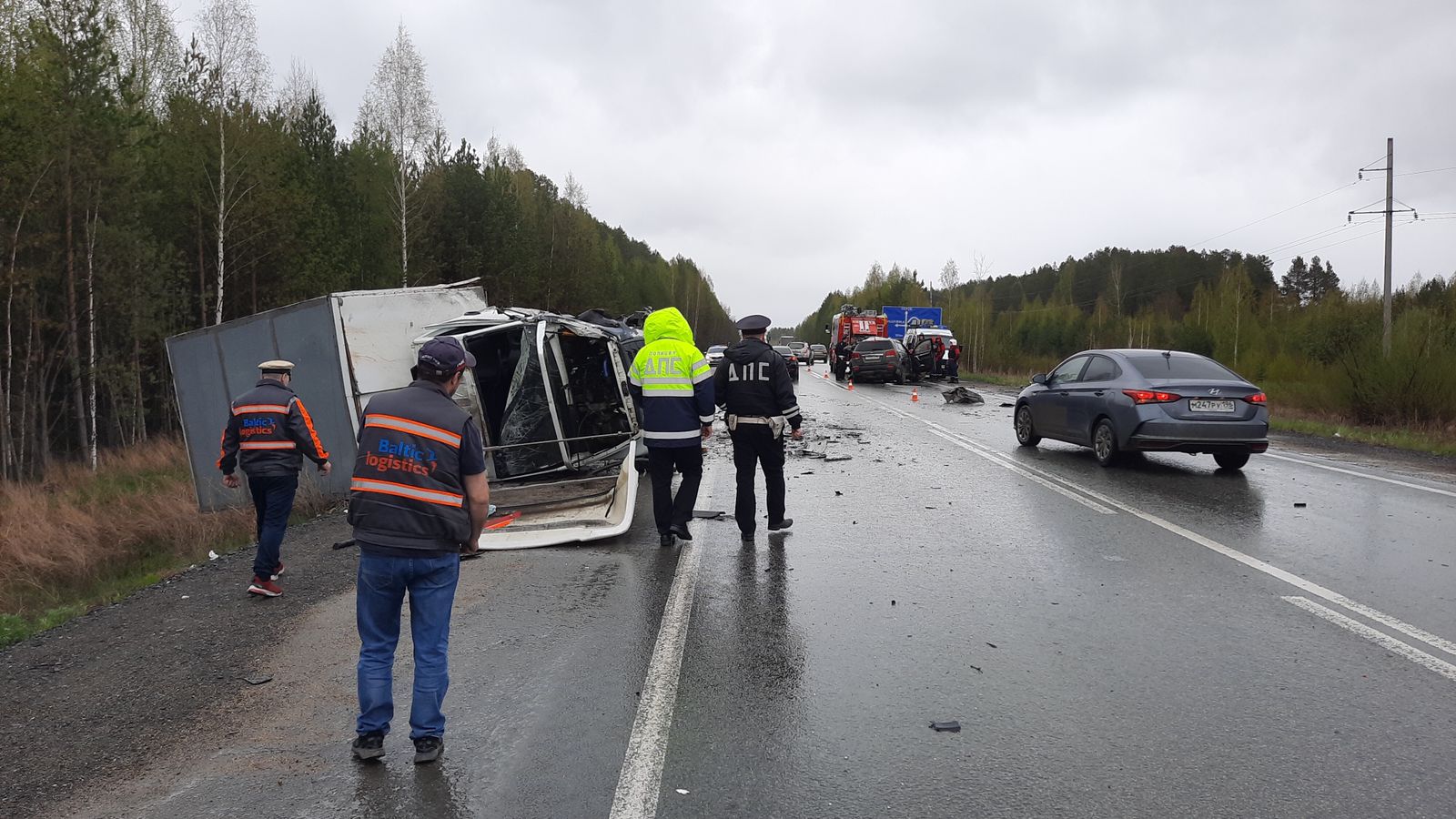 В ГИБДД предполагают, что водитель набрал слишком высокую скорость и не справился с управлением из-за дождя В ГИБДД предполагают, что водитель набрал слишком высокую скорость и не справился с управлением из-за дождя