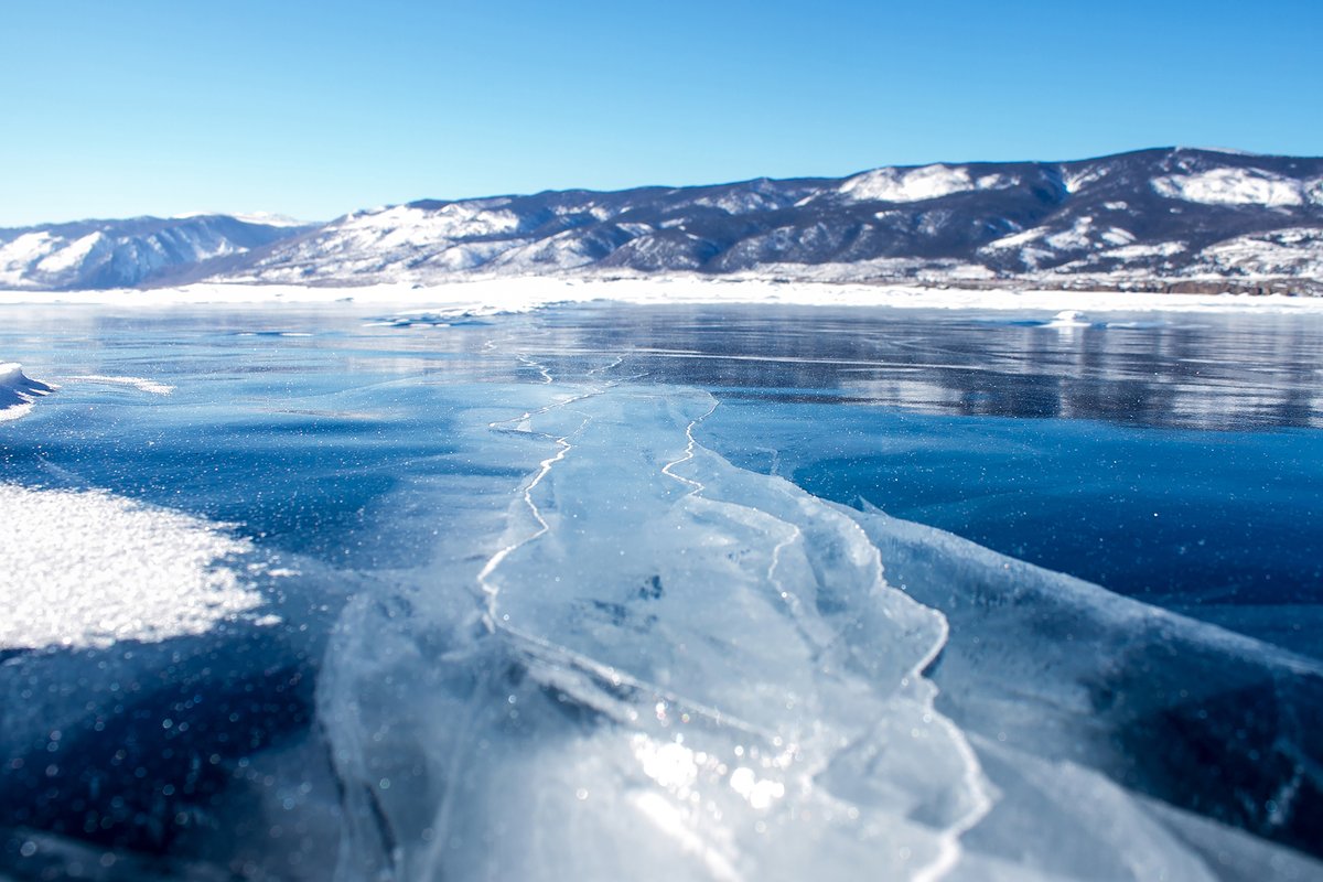 Трех рыбаков, провалившихся под лед на квадроцикле, спасли на Байкале