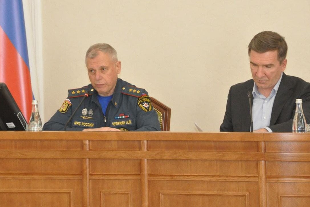 Глава МЧС Александр Чуприян (слева) в Ростовской области Глава МЧС Александр Чуприян (слева) в Ростовской области