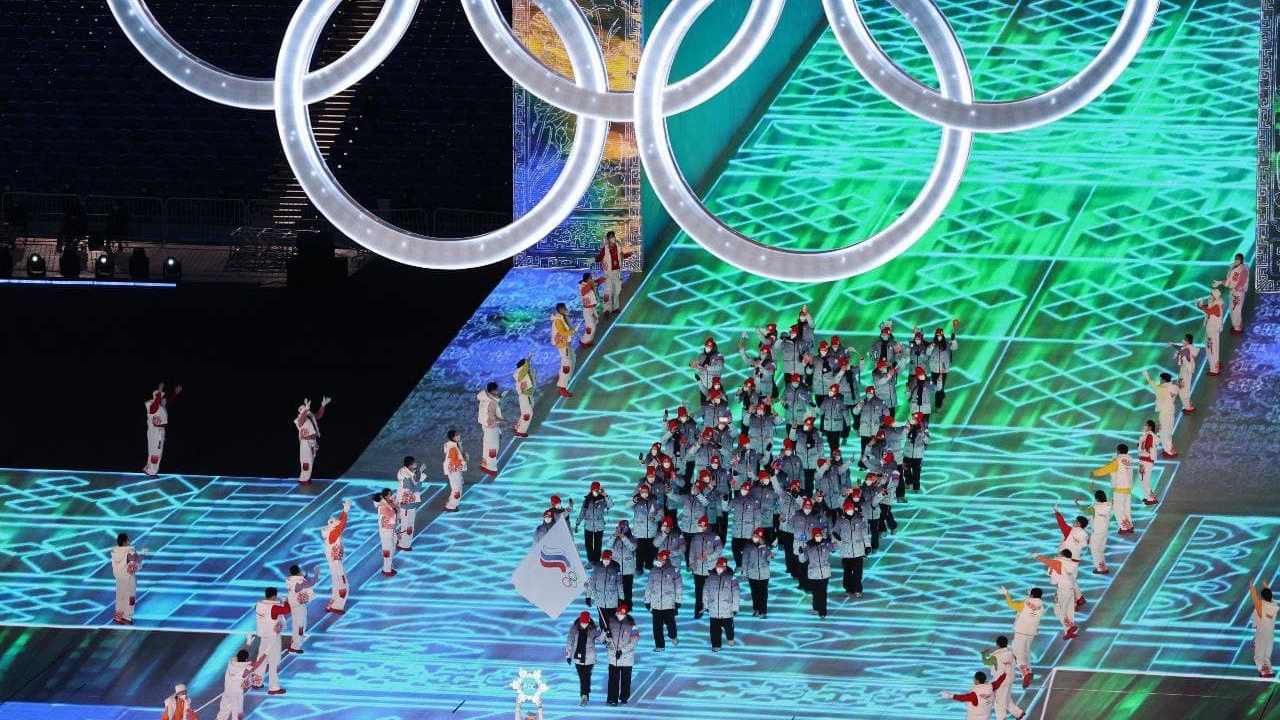 Без гимна и без флага: российские олимпийцы прошли по главному стадиону <nobr class="_">Игр-2022</nobr>
