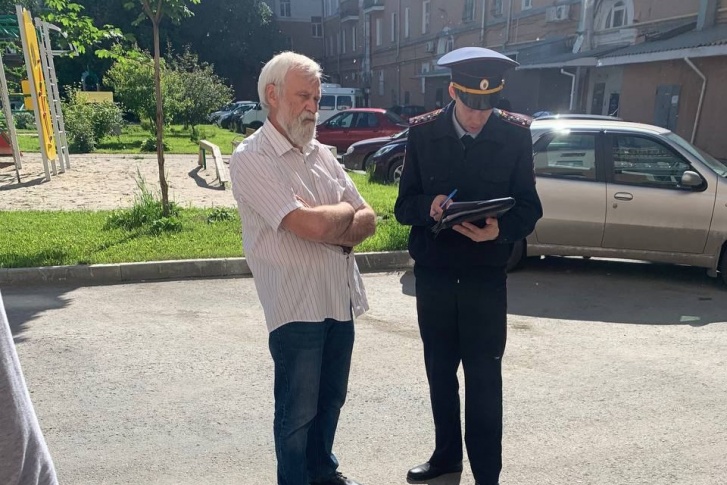 Алексей Мосин дает показания полицейскому Алексей Мосин дает показания полицейскому