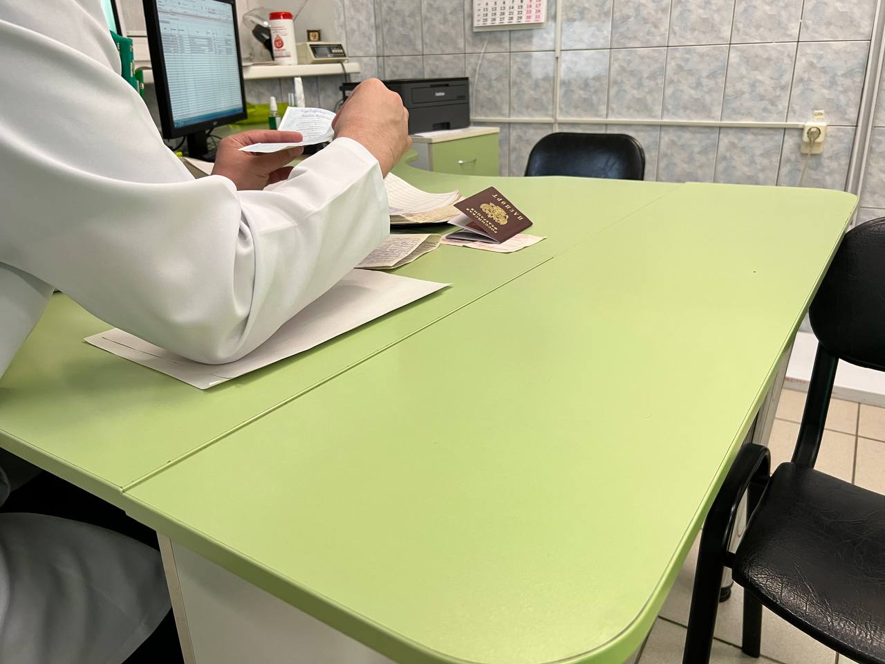 Согласие каждый пациент подписывает сам, нужно своей рукой заполнить данные, несколько раз расписаться Согласие каждый пациент подписывает сам, нужно своей рукой заполнить данные, несколько раз расписаться