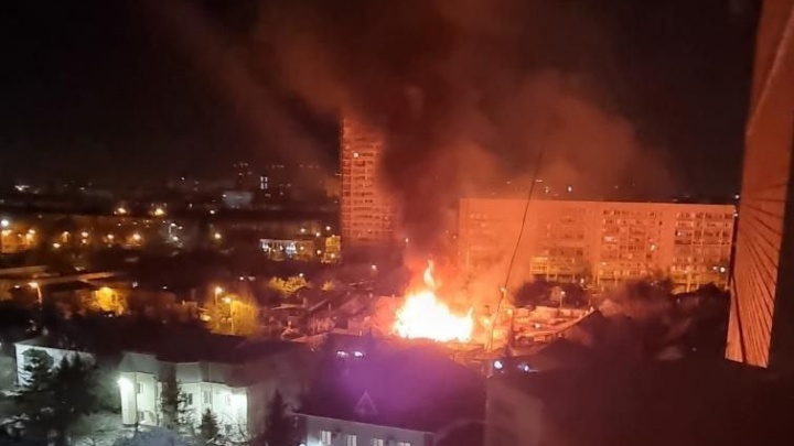 В Фестивальном микрорайоне Краснодара ночью сгорел сарай и взорвалась машина