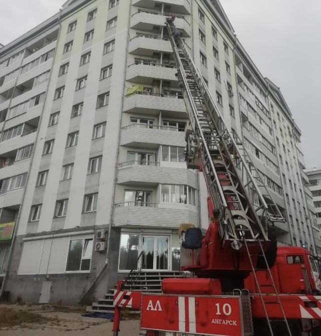 Росгвардейцы спасли повисшую на балконе пожилую ангарчанку