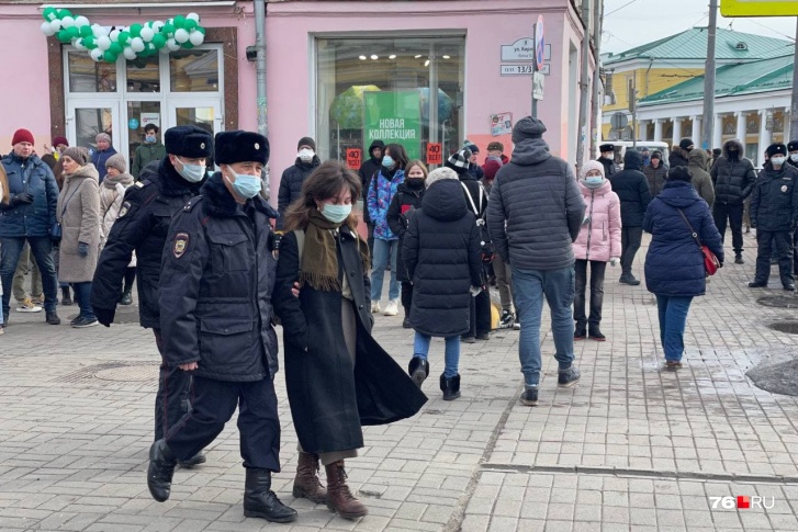Некоторых людей из толпы увели в автозак Некоторых людей из толпы увели в автозак