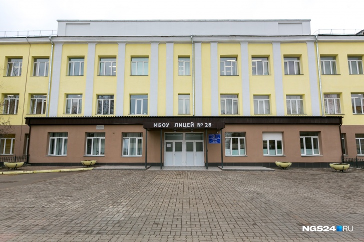 Частная школа «Умка» занимает классы в лицее <nobr class="_">№ 28</nobr>. Дети, родители которых платят за обучение, проводят в школе целый день Частная школа «Умка» занимает классы в лицее <nobr class="_">№ 28</nobr>. Дети, родители которых платят за обучение, проводят в школе целый день