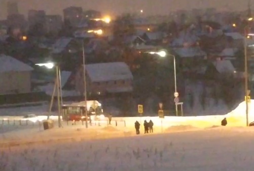 В Перми автобус не смог подняться по дамбе из-за накопившегося снега. Пояснение дали в мэрии