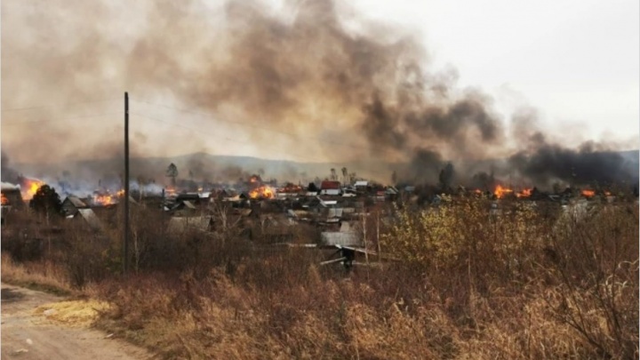 По миллиону рублей получат семьи погибших в пожаре в поселке Братского района, где сгорело 35 домов