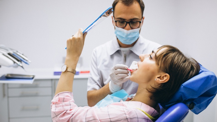 Улыбка — залог здоровья: как выбрать зубные импланты