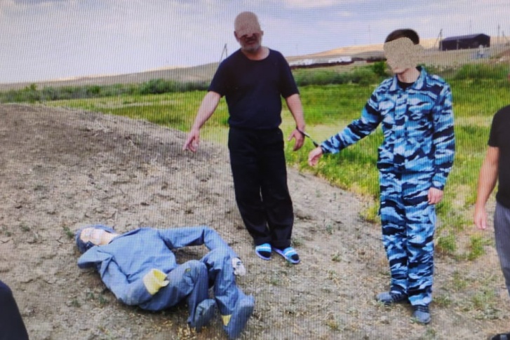 Убийство было совершено в Брединском районе. Признательные показания мужчина подтвердил во время следственных действий на месте преступления Убийство было совершено в Брединском районе. Признательные показания мужчина подтвердил во время следственных действий на месте преступления