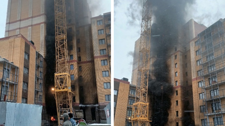 Жители Архангельска заметили столб черного дыма над новостройкой. В МЧС объяснили, что это было