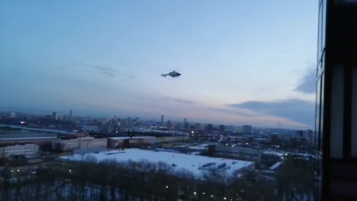 В небе над Екатеринбургом пролетел вертолет. Рассказываем, куда он направился