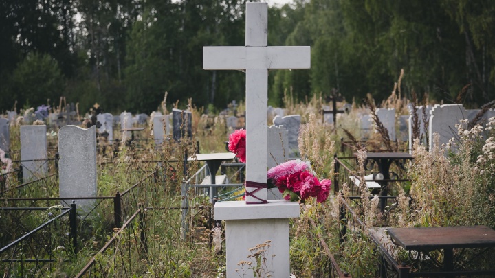 На кладбище в Кузбассе испортили десятки надгробий. Вандалами оказались школьники