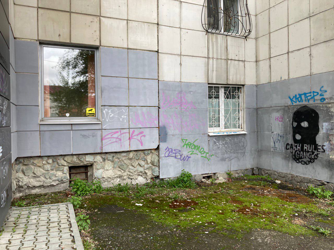 «Говорили, что всё сломают и разграбят»: екатеринбуржцы превратили заброшенный двор в арт-пространство
