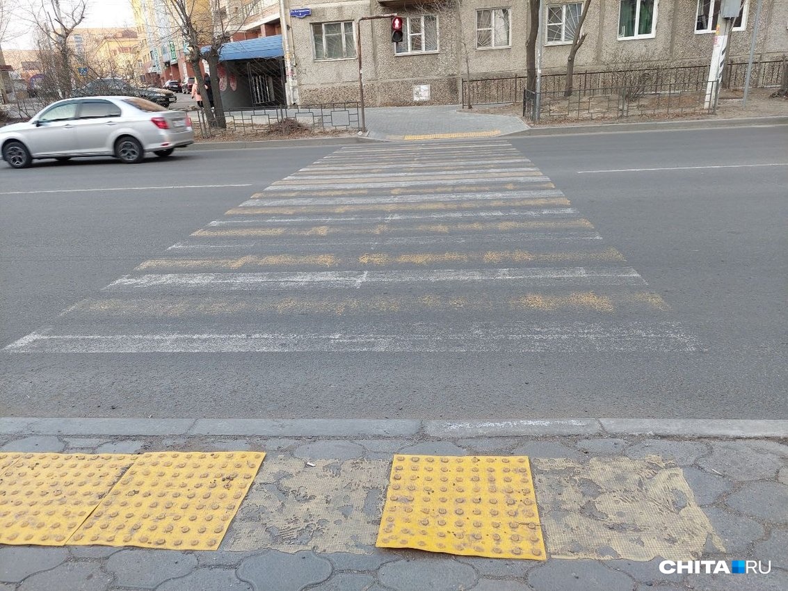 Общественник назвал преступлением отклеившуюся плитку для слепых в Чите