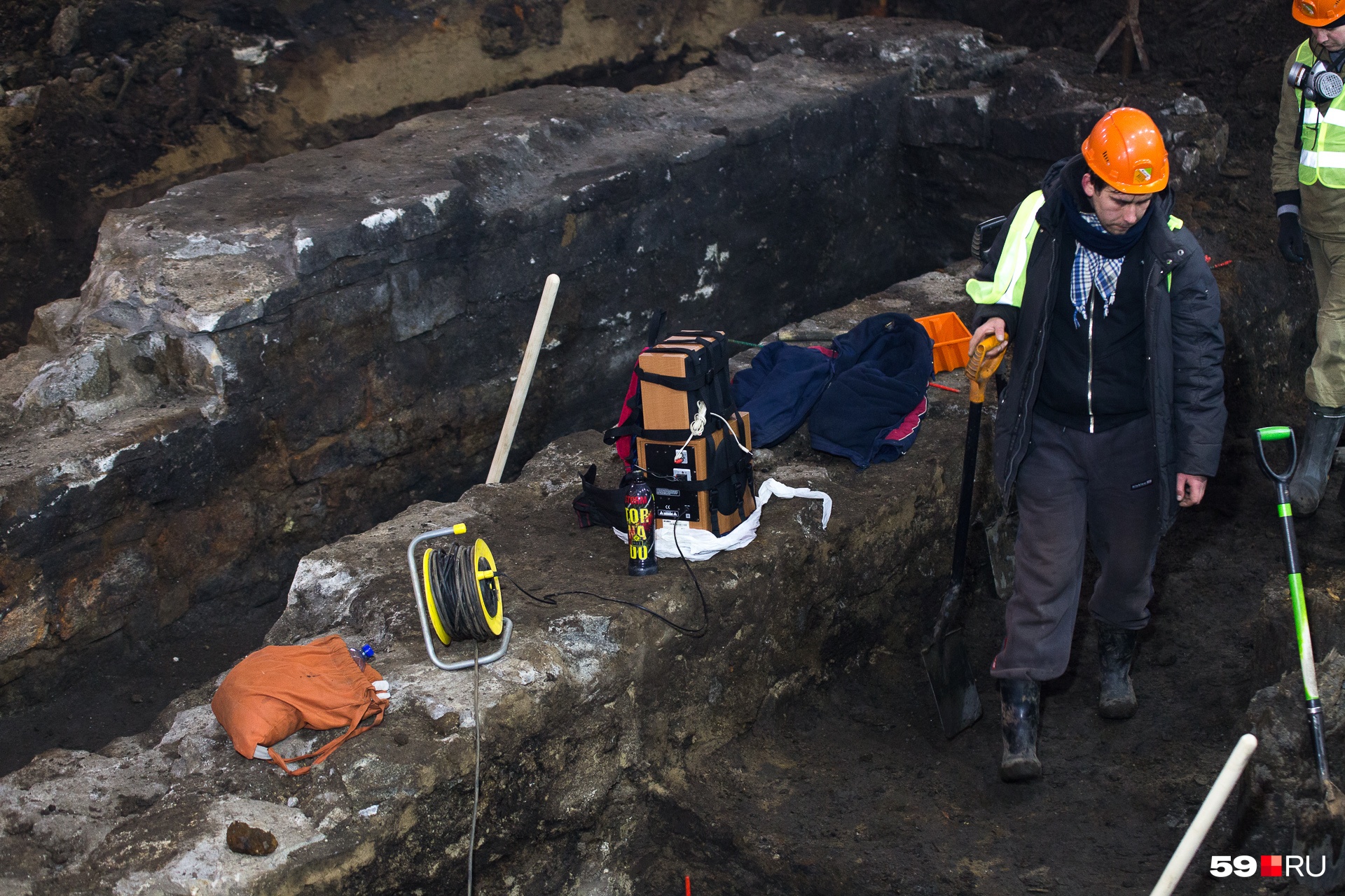 Для безопасности археологи работают в касках