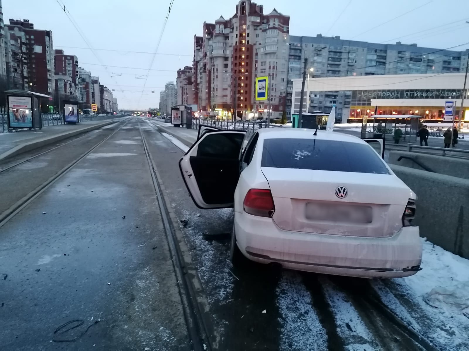 Пешеходный переход на Савушкина, где раньше машины улетали под землю, снова  подвергся атаке | 07.04.2022 | Санкт-Петербург - БезФормата