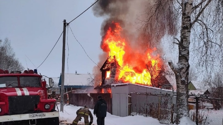 «Дети выпрыгивали со второго этажа»: в Ярославской области дотла сгорел дом косметолога