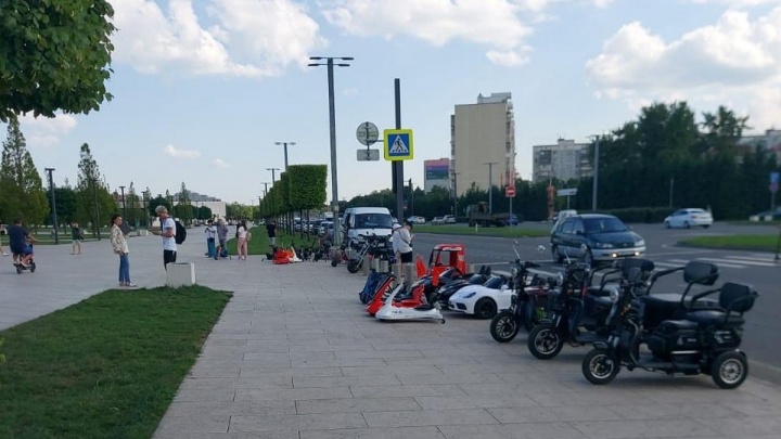 Около парка «Краснодар» изъяли десятки электросамокатов, которые незаконно сдавали в аренду