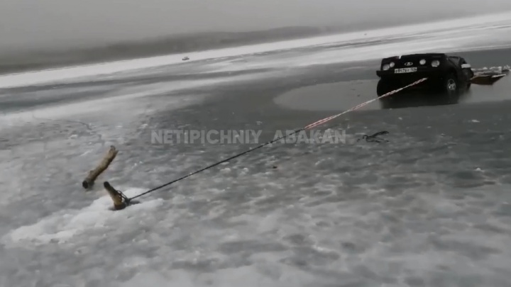 «Обнаружено два провала»: на Красноярском море под лед ушел автомобиль