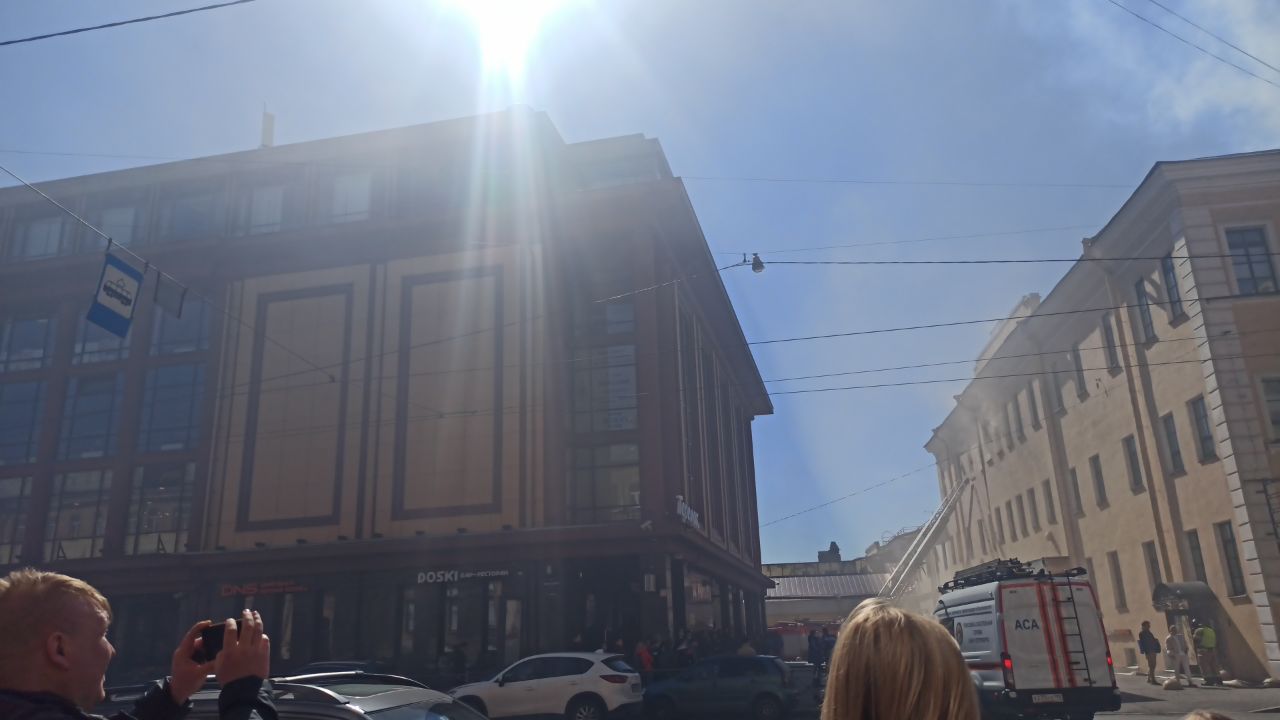 В офисном здании у станции метро Звенигородская произошёл пожар, людей эвакуировали