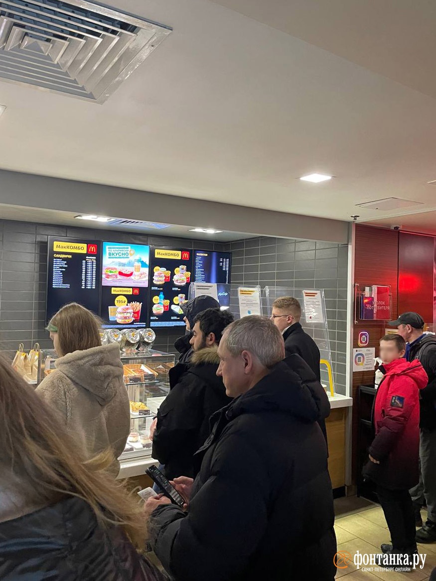 За Макфлурри и Биг Тейсти. Петербуржцы выстроились в очереди в McDonald’s перед закрытием ресторанов
