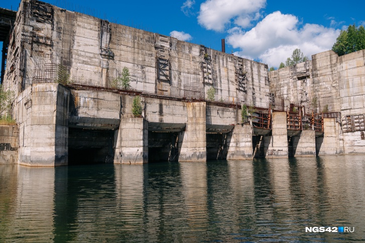 Крапивинскую ГЭС не законсервировали. Так она выглядела в 2018 году