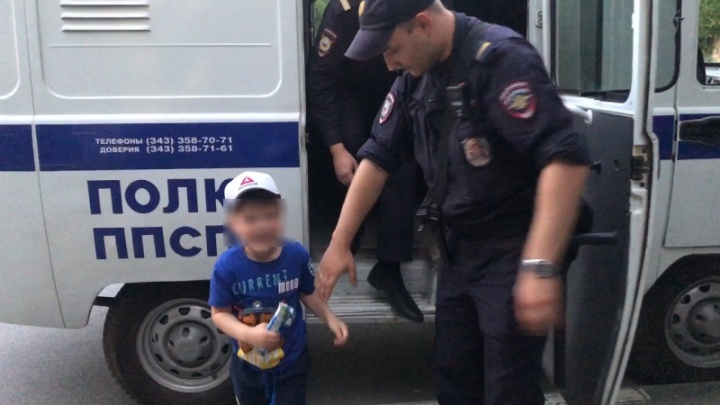 Резко побежал в сторону детской площадки: в Екатеринбурге многодетная мама потеряла четырехлетнего сына
