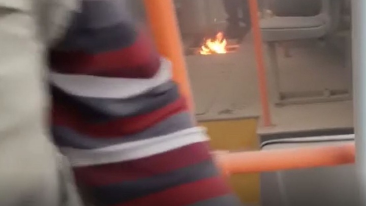 «Открыли люк, оттуда пламя»: трамвай загорелся на ходу в Ленинском районе — пожар попал на видео