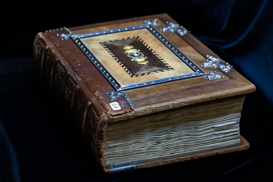 Эрмитаж впервые покажет Библию Гутенберга на масштабной выставке о начале эпохи печатных книг