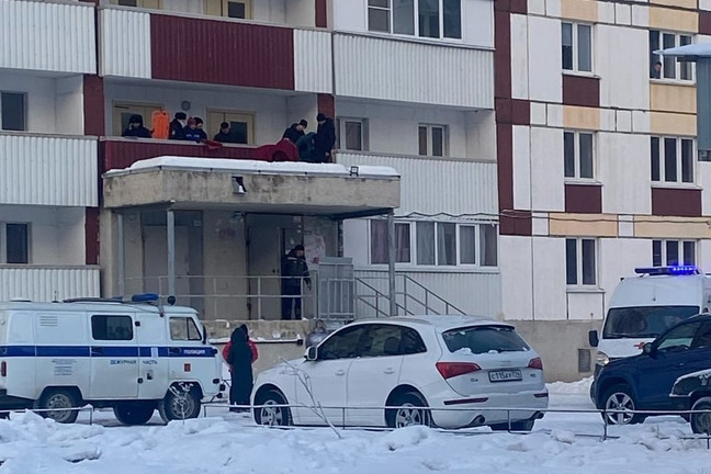 Девушка упала на подъездный козырек Девушка упала на подъездный козырек