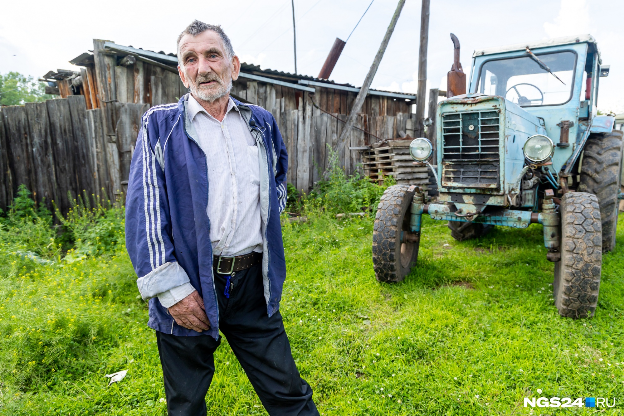 В хозяйстве Валентина Ивановича есть старый трактор и уазик