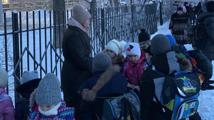 «Ребенок пришел домой в кроссовках!» Родители школьников — о неразберихе из-за массовой эвакуации в Екатеринбурге