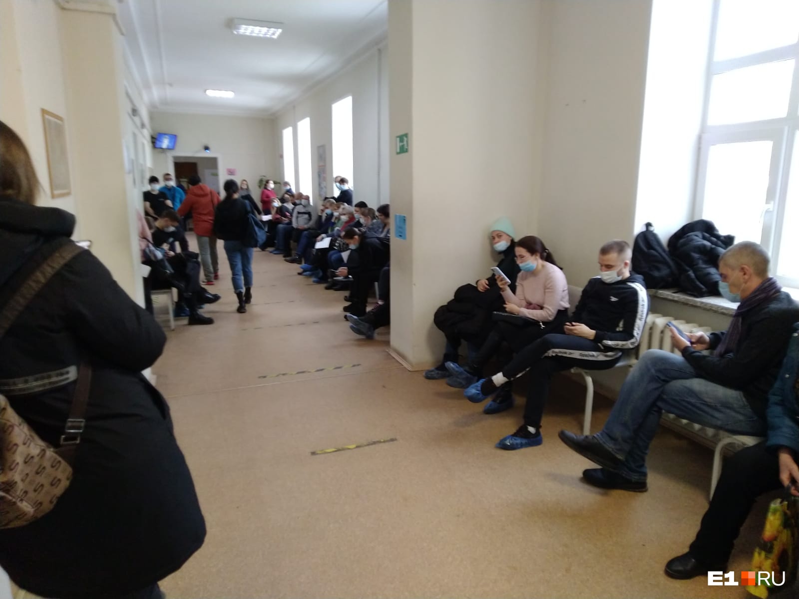 «Очередь на 6 часов!» Десятки людей застряли в екатеринбургской больнице, пытаясь попасть к терапевту