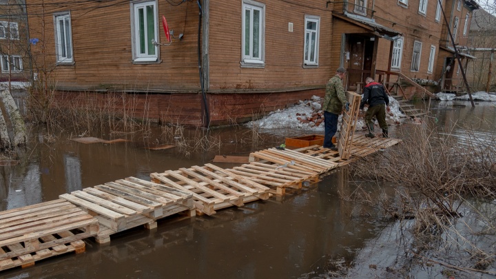«Ходим через чердак»: как жители Гидролизного путешествуют по затопленным дворам