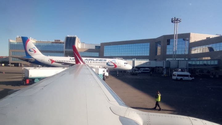 В Россию прилетел самолет из ЮАР, где обнаружен штамм коронавируса «омикрон»