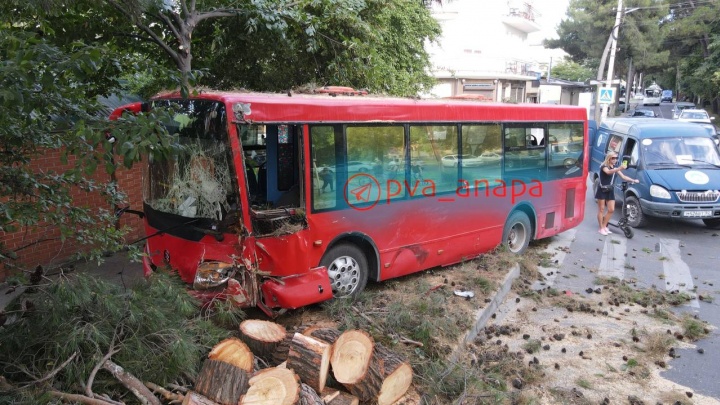 В Анапе автобус с пассажирами попал в ДТП