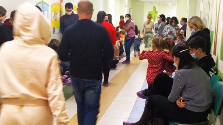 Целый день с больными детьми: в поликлинике в Академическом пожаловались на гигантскую очередь