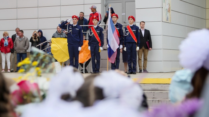 Одни из первых в России. Кубанские школьники будут начинать каждую неделю с поднятия флага и гимна