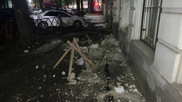 В центре Ярославля со здания поликлиники на тротуар упал кусок бетона