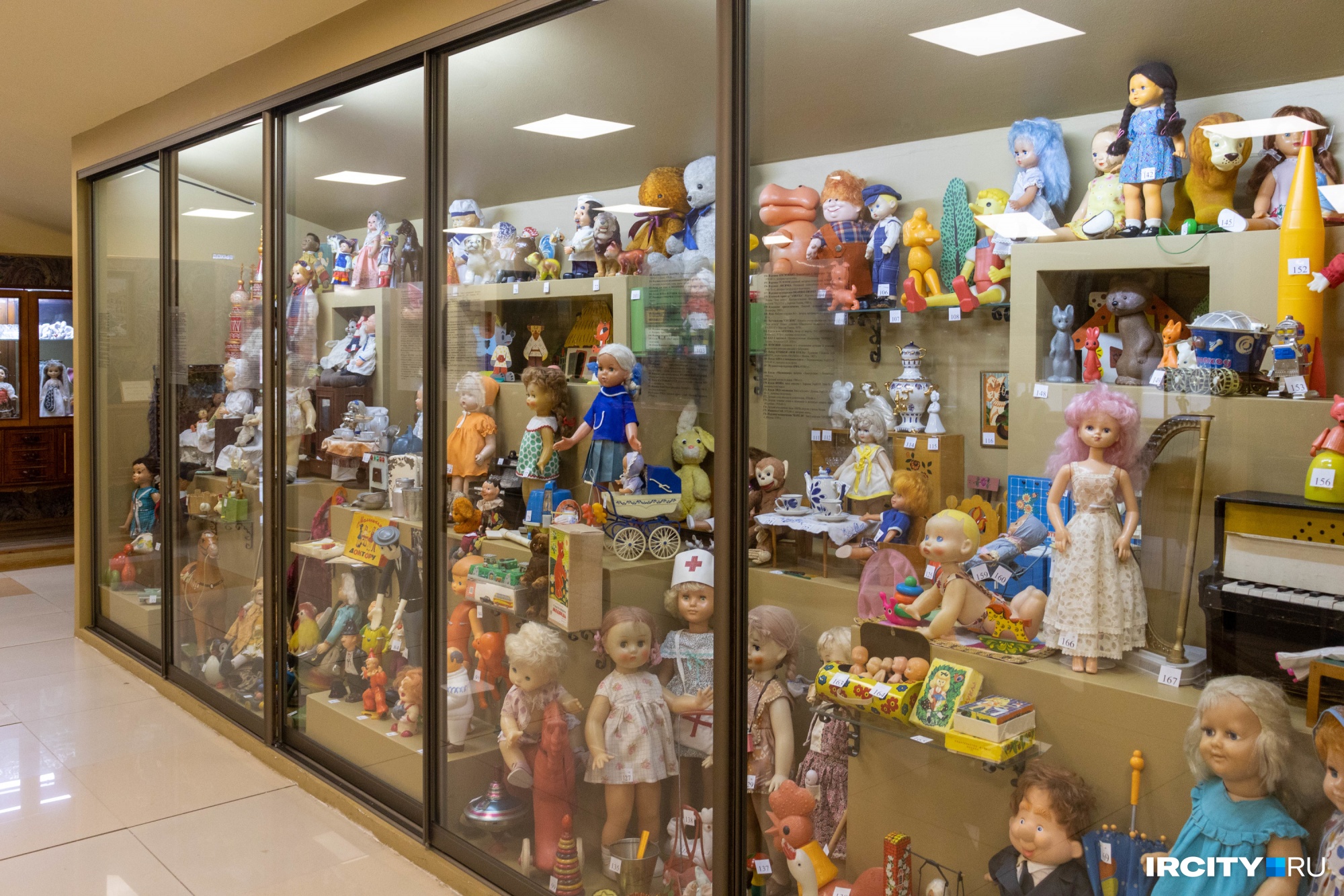 Куклы в экспозиции музея расположены в хронологическом порядке