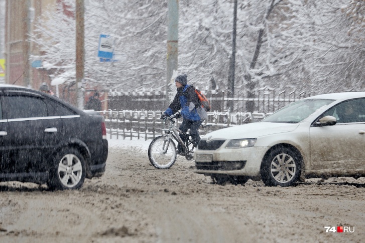Пока в Челябинске нет велодорожек, велосипедисты либо маневрируют между машинами, либо делят тротуары с пешеходами