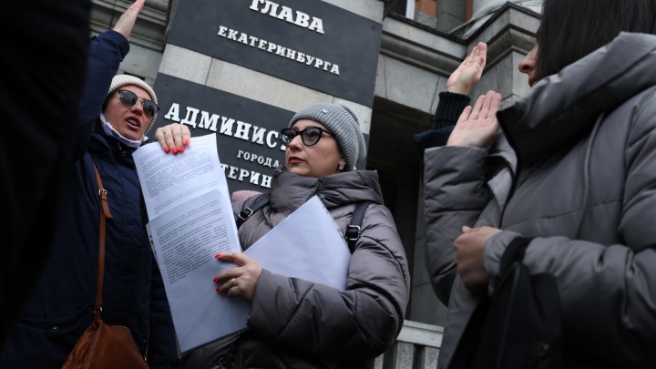 «Это всех достало». Родители школьников в Екатеринбурге устроили бунт против дистанта