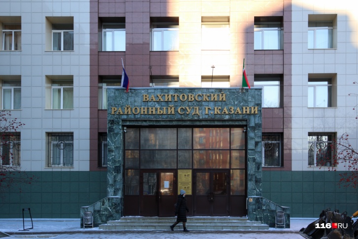 На машину Лилии Андреевой упал снег На машину Лилии Андреевой упал снег
