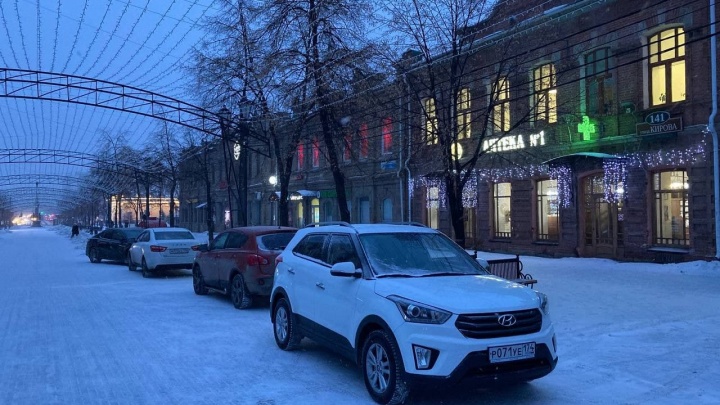 «Теперь и парковку устроили»: челябинцев возмутили машины посреди Кировки