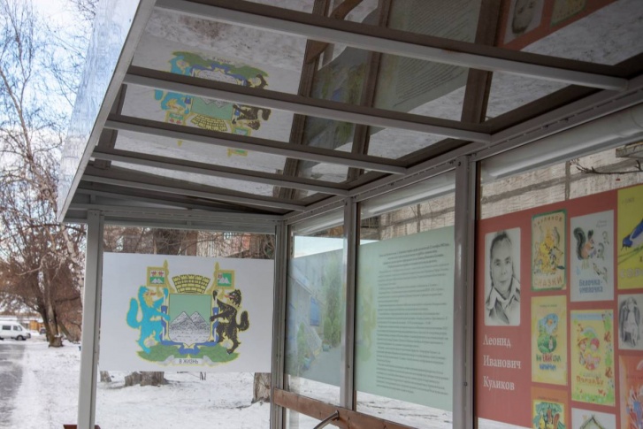В Кургане, несмотря на нападения вандалов, продолжают ставить новые стеклянные и умные остановки В Кургане, несмотря на нападения вандалов, продолжают ставить новые стеклянные и умные остановки