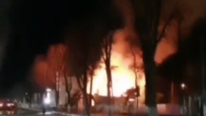 Магазин пиротехники загорелся ночью в Гулькевичах