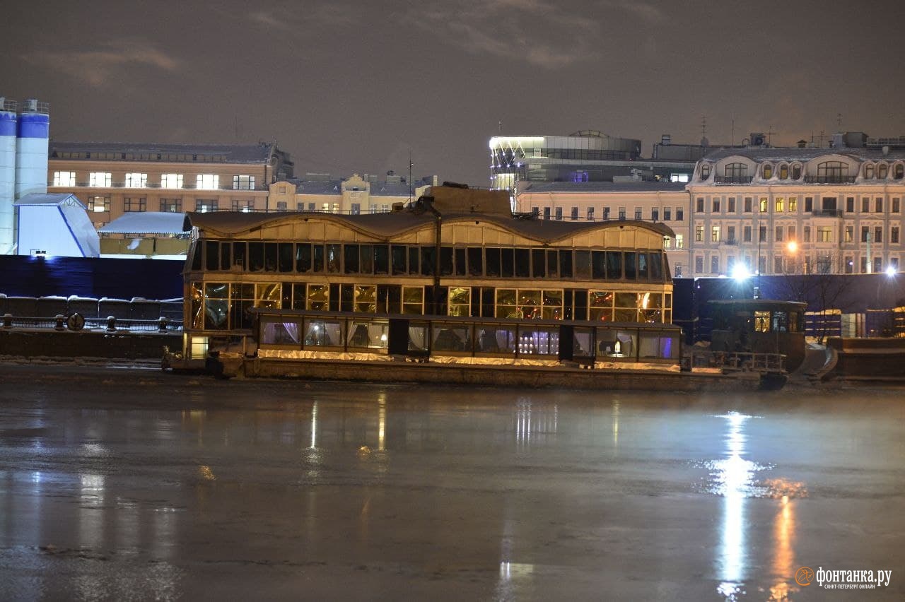 Плавучий ресторан «Акварель» в Петербурге накренился из-за протечки. Работники не успевают откачивать воду