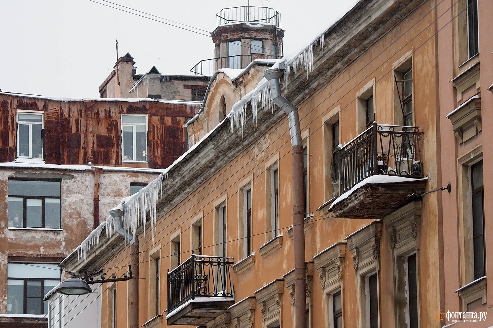 Сосульки на крышах Петербурга