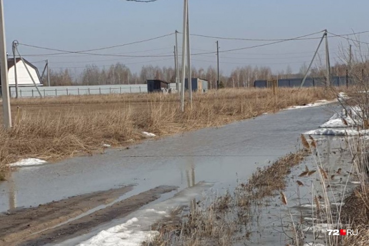 Одна из дорог в поселке — практически полностью она затоплена